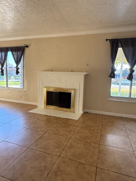 Building Photo - 4869 E Simpson Ave