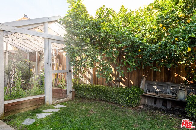 Building Photo - 427 12th St