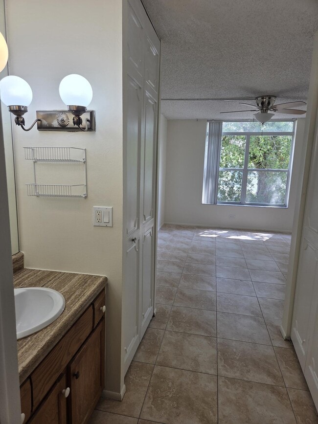 Building Photo - 3750 Inverrary Dr