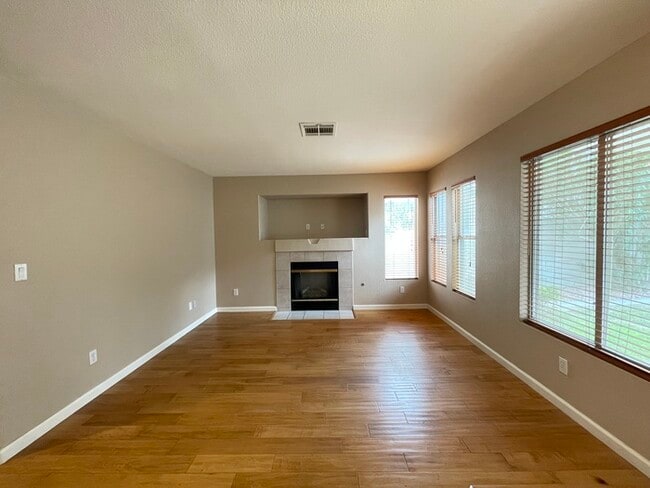 Building Photo - Carry Over Showing: This property has been...