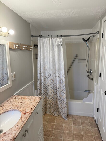 Building Photo - 18-20-20 S Walnut St