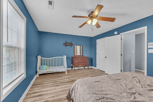 Building Photo - 4 Bedroom 2 Bath Pet Friendly Home For Rent!