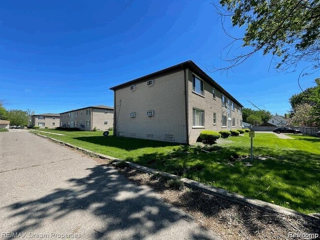 Building Photo - 16480 E 9 Mile Rd