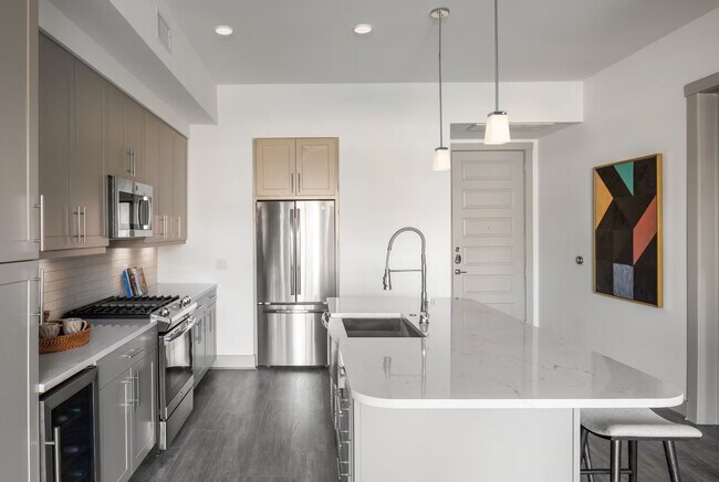 Building Photo - ¡Estrena nuevo hogar y ahorra hasta $1,000!