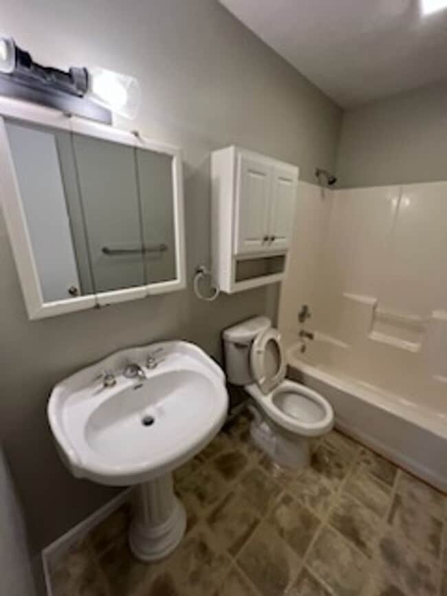 Building Photo - 3 Bed 2 Bath 2 Car Garage plus Bonus Room Available July 31, 2023
