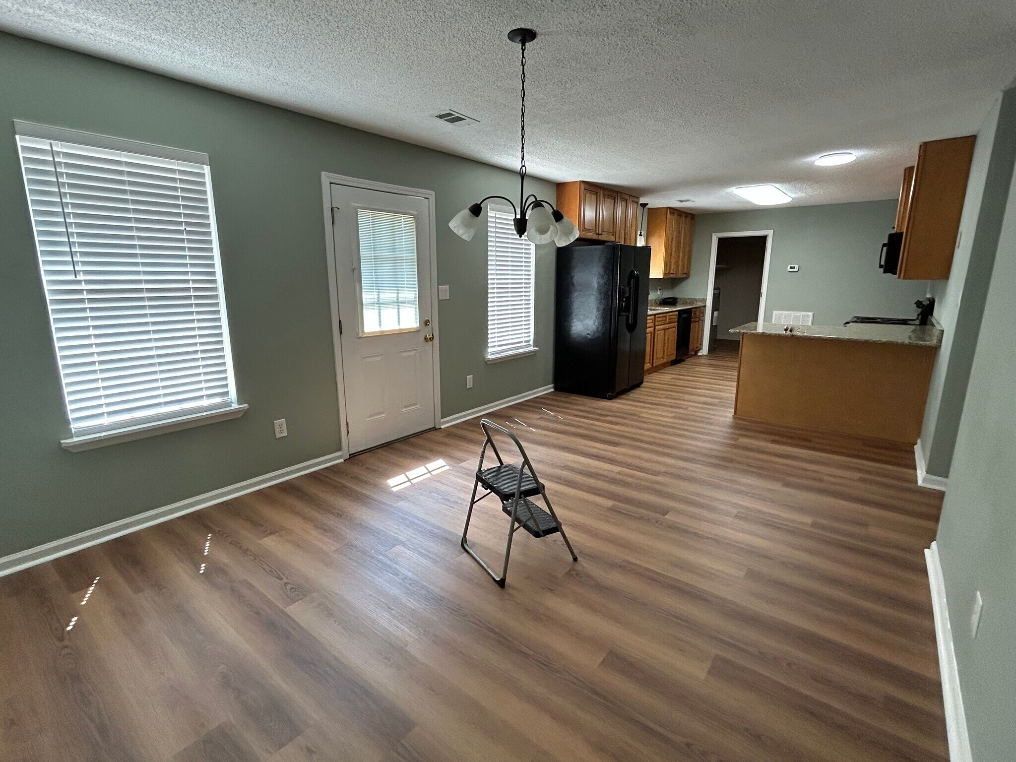Building Photo - 111 Mockingbird Dr