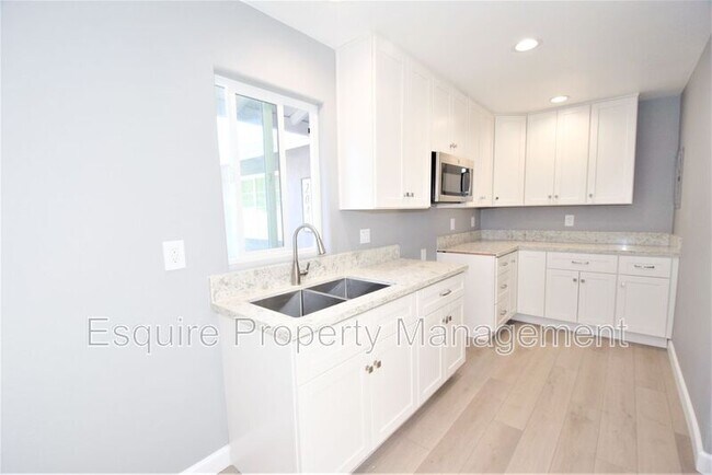 Building Photo - 2040 Camino Del Sol