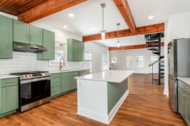 Building Photo - Beautiful Craftsman Style in Junius Heights!