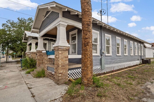 Building Photo - "Charming 2-Bedroom Bungalow in Tampa's Vibrant Heart – Cozy 796 Sq Ft Retreat!"