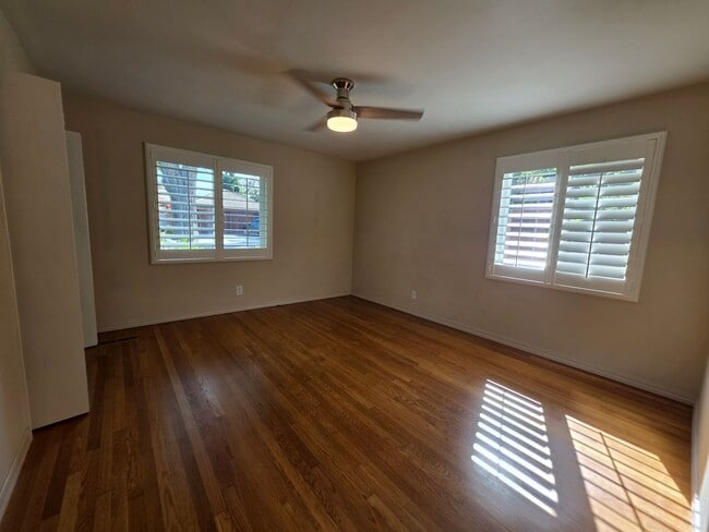 Building Photo - Home located in the heart of the college n...