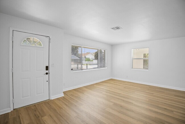 Building Photo - 401 42nd St