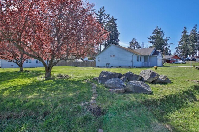 Building Photo - Lovely Home located in Oak Harbor and Ready for a New Tenant!