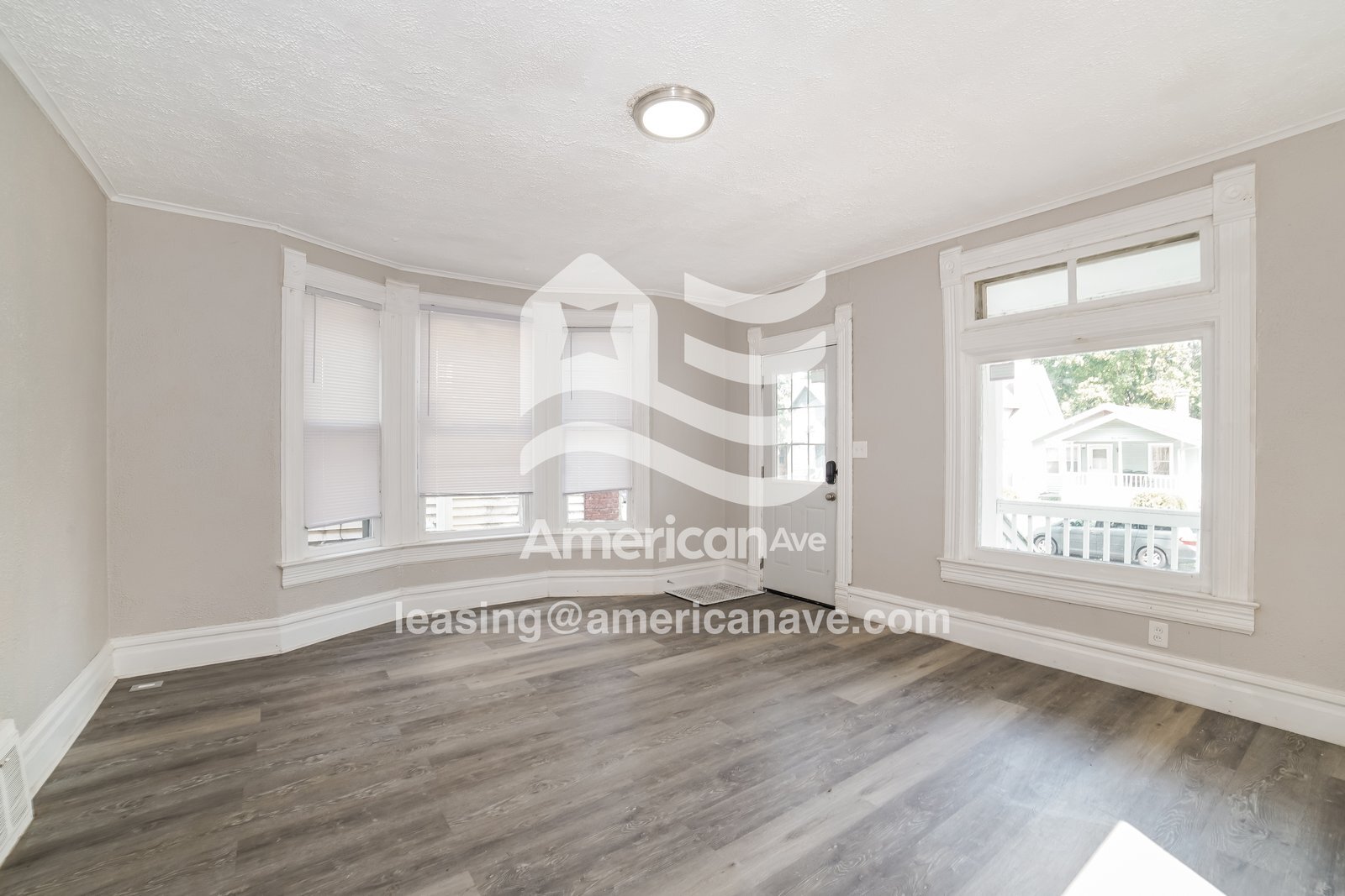 Building Photo - 318 E Thrush Ave