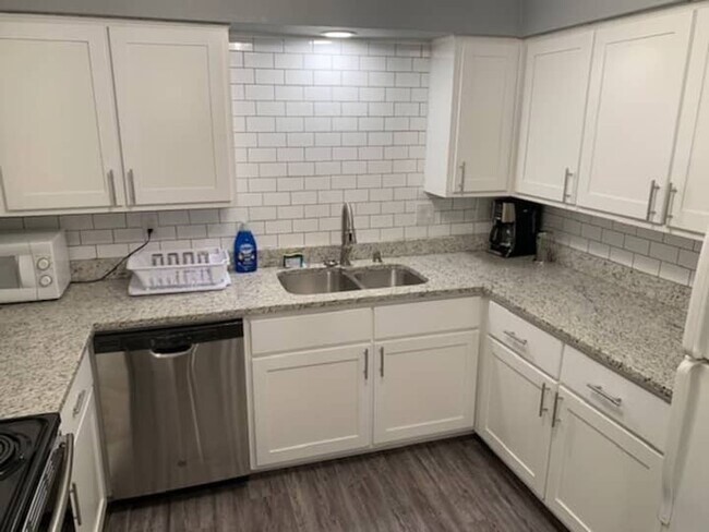 Building Photo - 2 Bedroom 1.5 bath four-plex unit - Great location!!