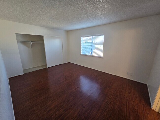 Building Photo - Quiet neighborhood and great views!