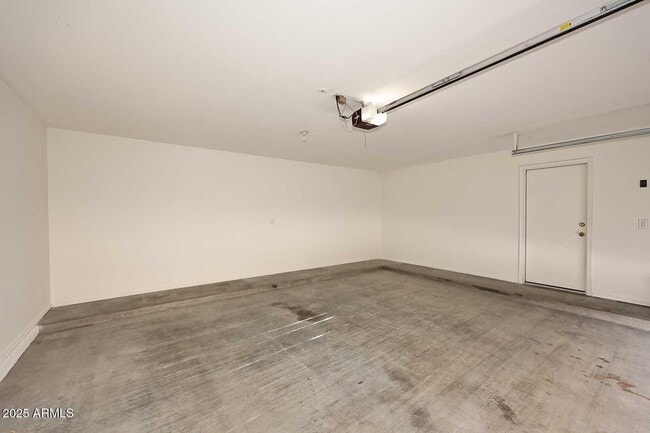 Building Photo - 10532 W Pomo St