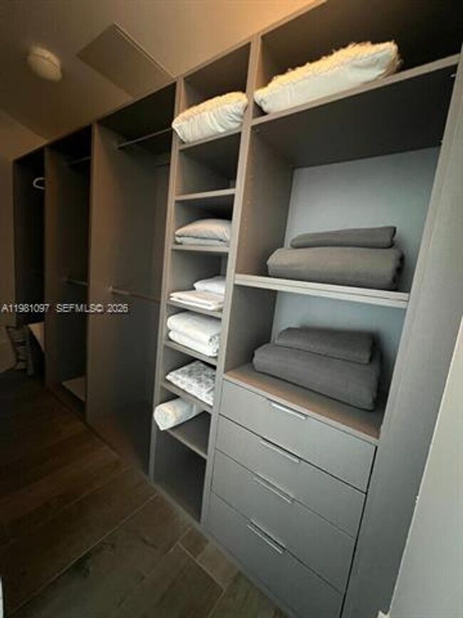 Building Photo - 5500 Island Estates Dr