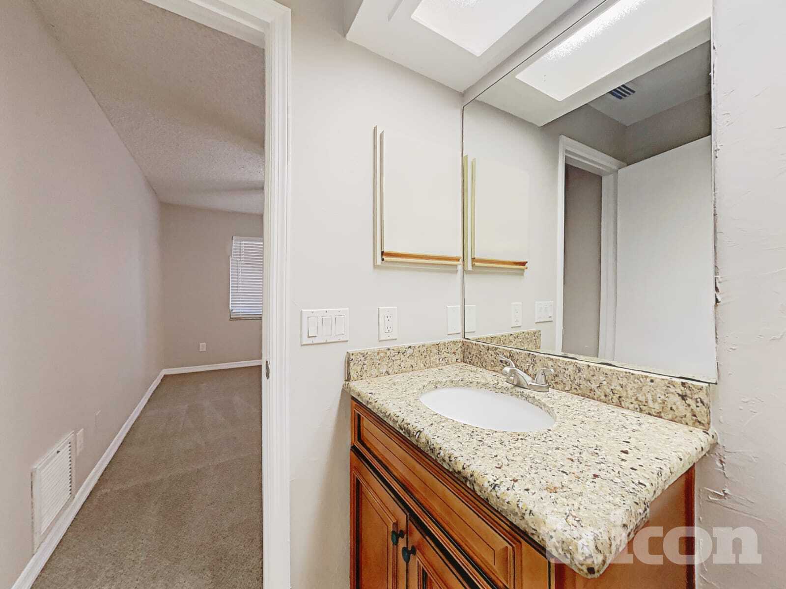 Building Photo - 1009 Jamaica Way