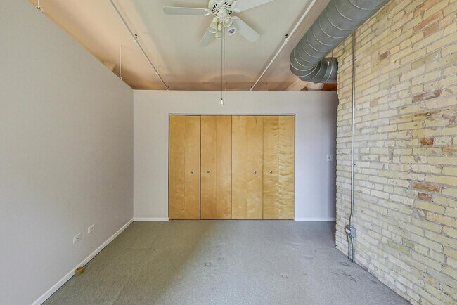 Building Photo - 420 S Clinton St