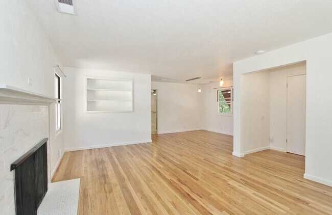 Building Photo - Single-Level Home Nestled in the North End