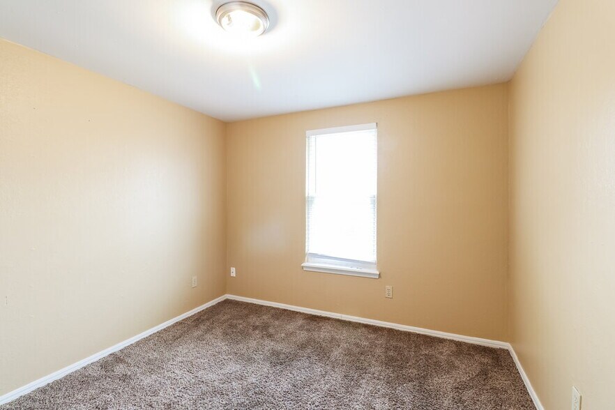 Building Photo - 9205 N Eagle Ln