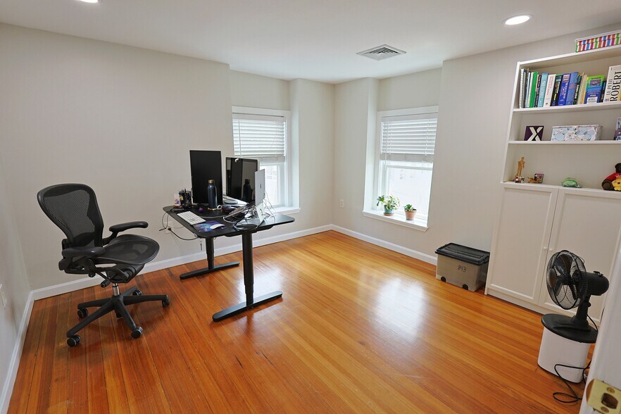 Building Photo - 32 Channing St