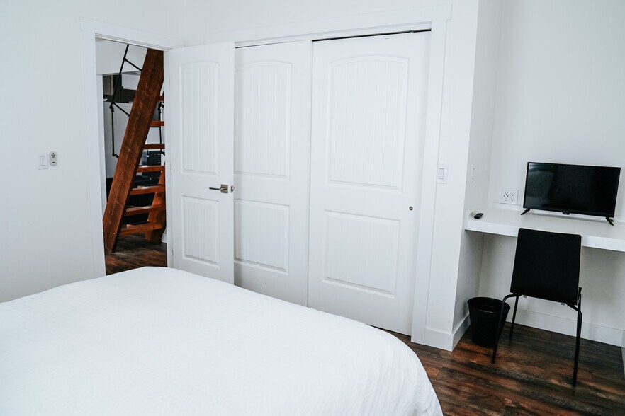 queen bedroom closet - 525 8th Ave W