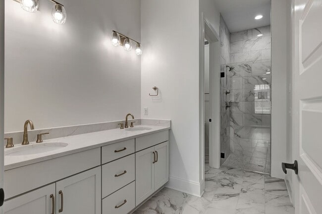 Building Photo - Luxurious Low-Maintenance Living in Westha...