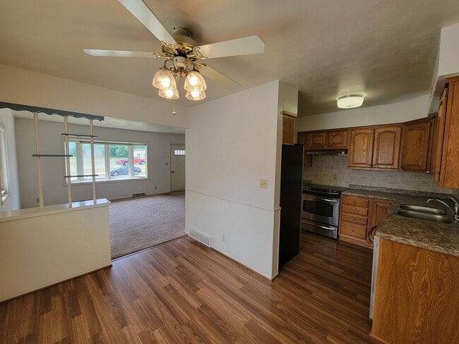 Building Photo - 4 bedroom 2 bath near campus!