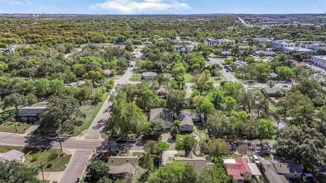 Building Photo - 409 E Austin Ave