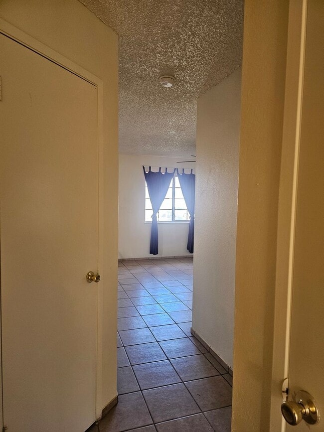 Building Photo - 3 Bedroom 2 Bath Orosi Home!