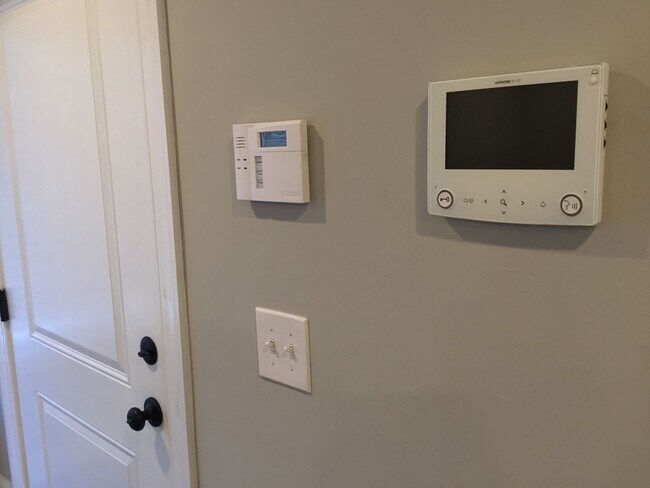 Building Photo - Spacious 2 Bed & 2 Bath Now Available in E...