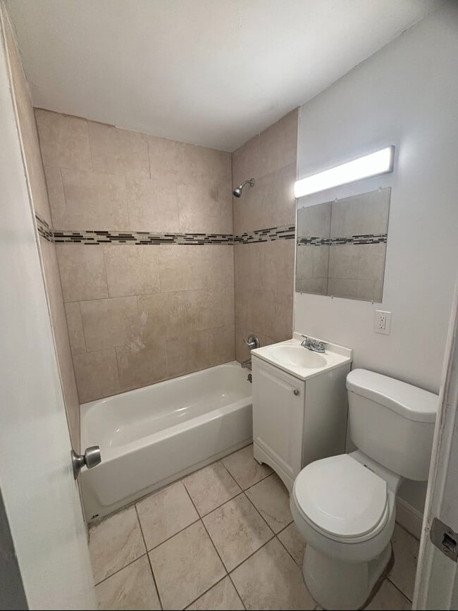 Building Photo - 114 SW 7th Ave