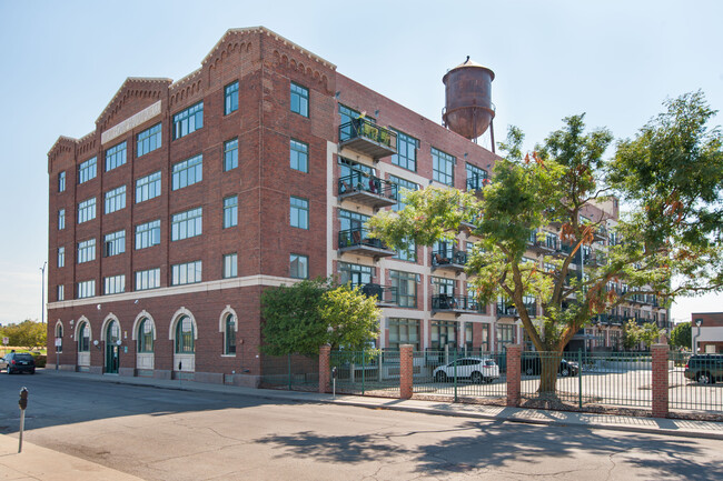 Building Photo - 100 Market St