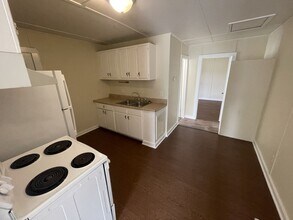 Building Photo - 1 Bd 1 Ba Triplex