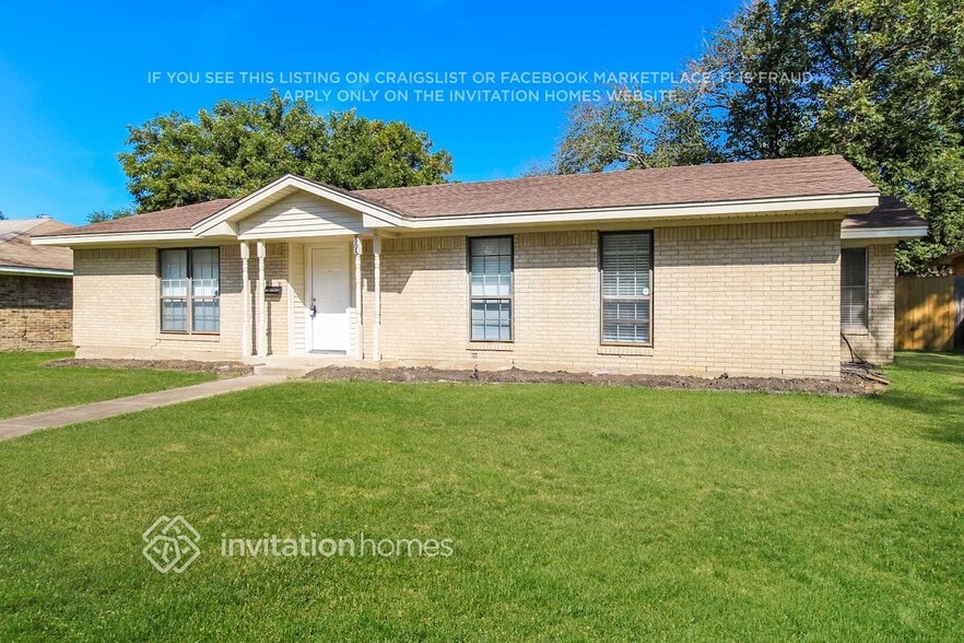 Building Photo - 805 Poinsettia Dr