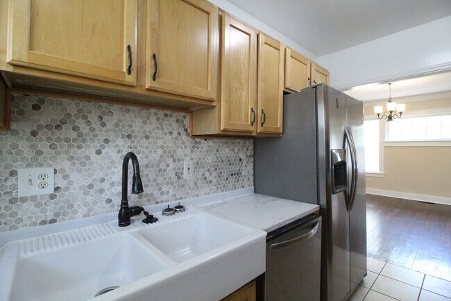 Building Photo - 1412 W 51 St