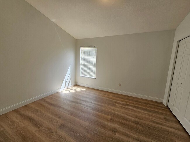 Building Photo - 2 Bedroom, 1.5 bath townhome in gated comm...