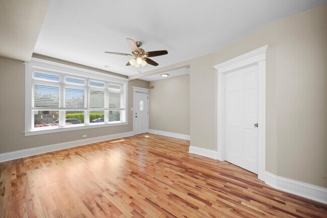 Building Photo - 518 W 45th Pl