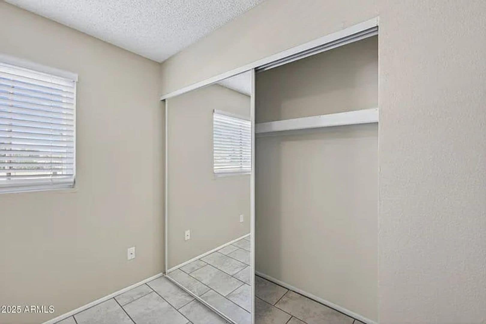 Building Photo - 860 E Brown Rd