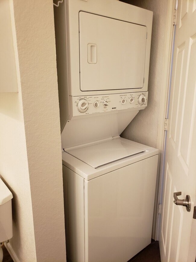Building Photo - Downtown Upgraded 1 bedroom Condo
