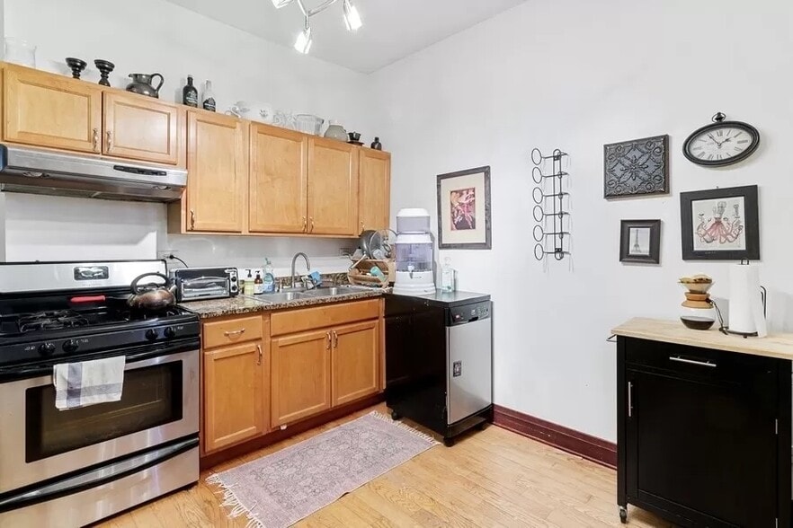 Building Photo - 1818 N Albany Ave