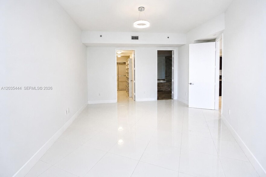Building Photo - 15901 Collins Ave