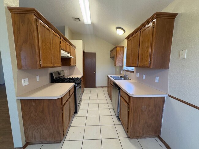 Building Photo - Charming Home in Stonepoint!