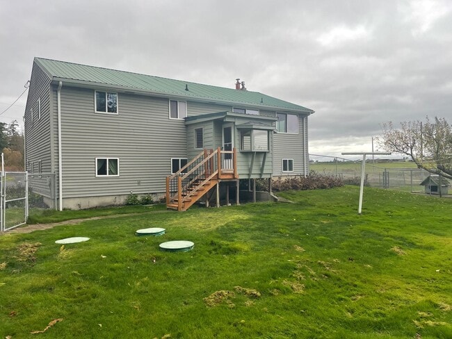 Building Photo - Lovely Home with wonderful Views and a Mas...