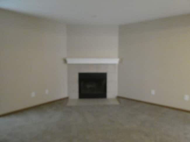 Building Photo - 3 Bedroom 2.5 bath Duplex in Blue Springs