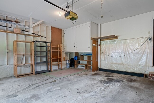Building Photo - 3 or 4 Bed/ 3 1/2 bath