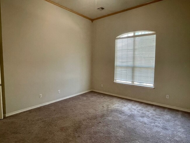 Building Photo - Great 3 Bed 2 Bath Duplex in a Gated Neighborhood!!