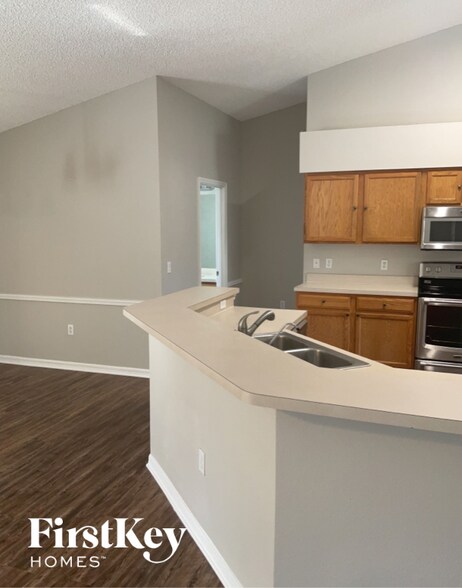Building Photo - 917 Yellowbird Ave