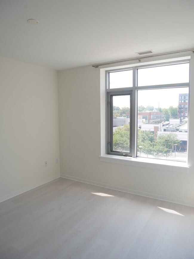 Building Photo - Modern 1-Bedroom Condo in One Independence...